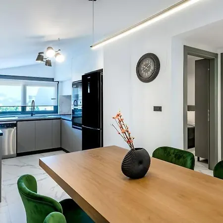 Rhodes Center Luxury #1 شقة